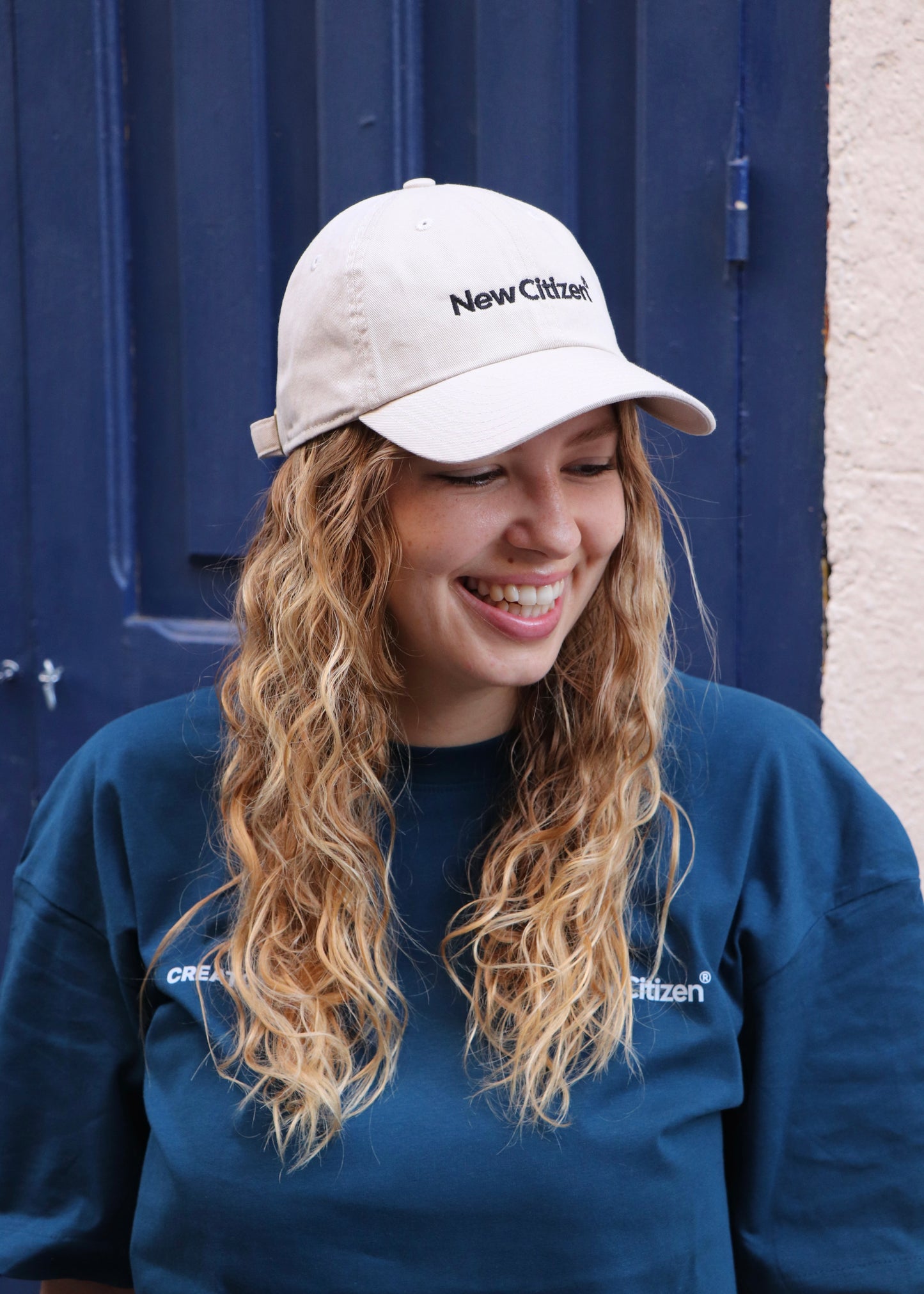 Gorra unisex beige con bordado - CYOS I New Citizen. Ajuste con hebilla y ojal metálico. Un recordatorio de que tu historia la tienes que escribir tu.
