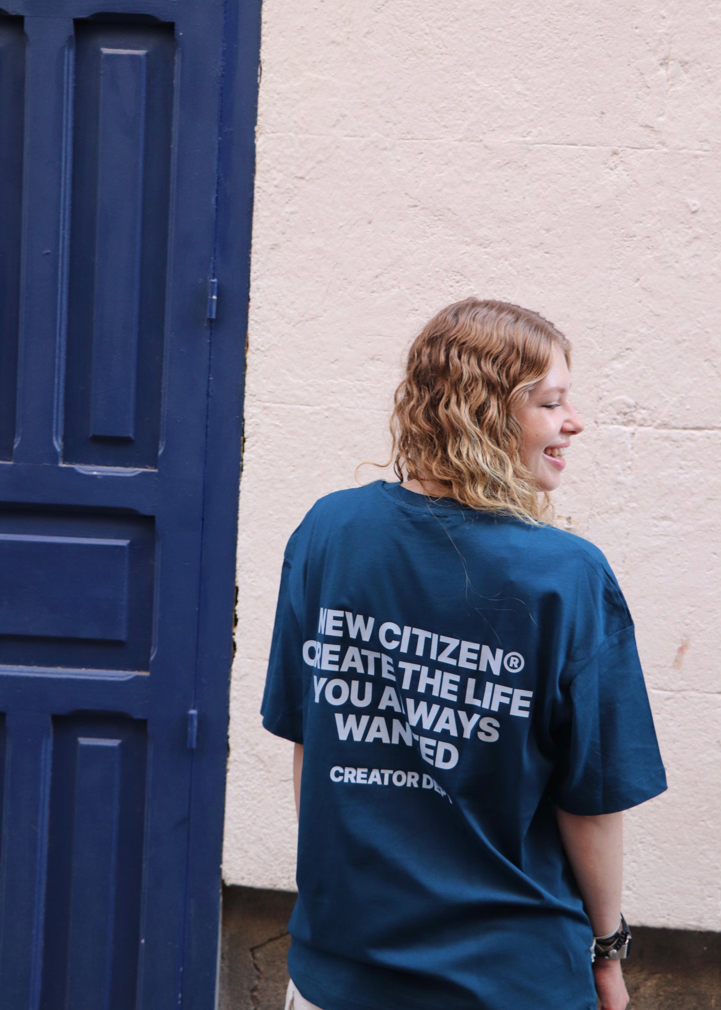 Camiseta Oversize Azul Marino - Create The Life You Always Wanted I New Citizen. Con lema motivador, corte para hombre y 100% algodón. Diseña paso a paso la vida que siempre soñaste y viste con estilo urbano.