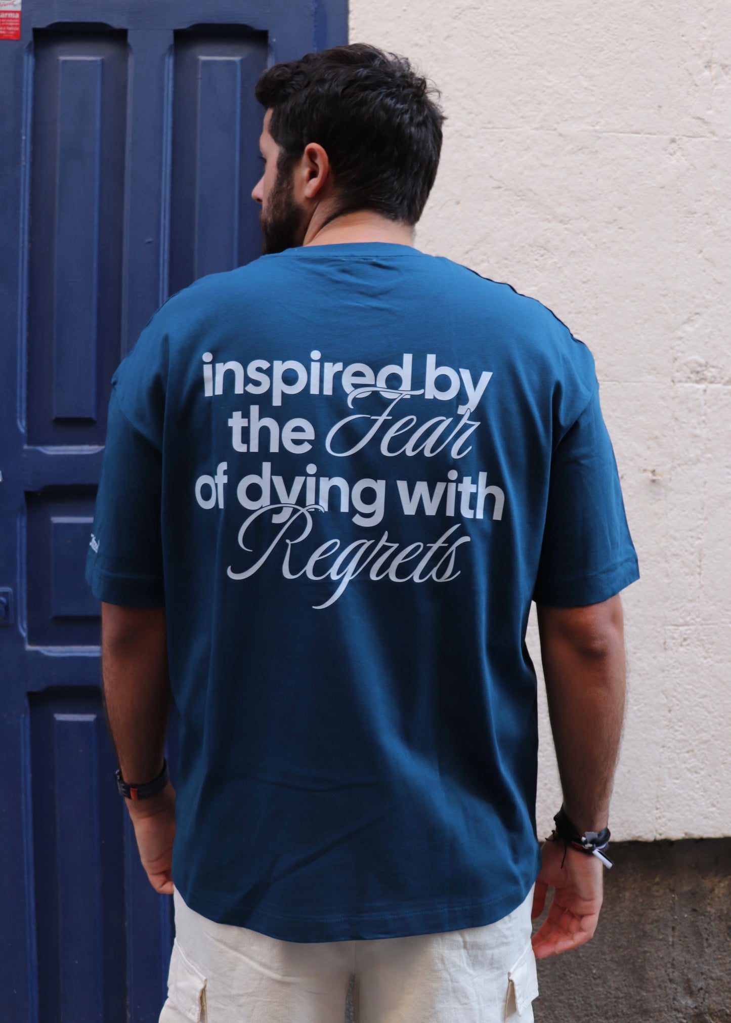 Camiseta Oversize Azul Marino - Inspired By The Fear Of Dying With Regrets I New Citizen. Con lema estampado motivador, 100% algodón, corte para hombre y estilo urbano. Toma riesgos, crea tu propia historia y vive sin arrepentimientos.