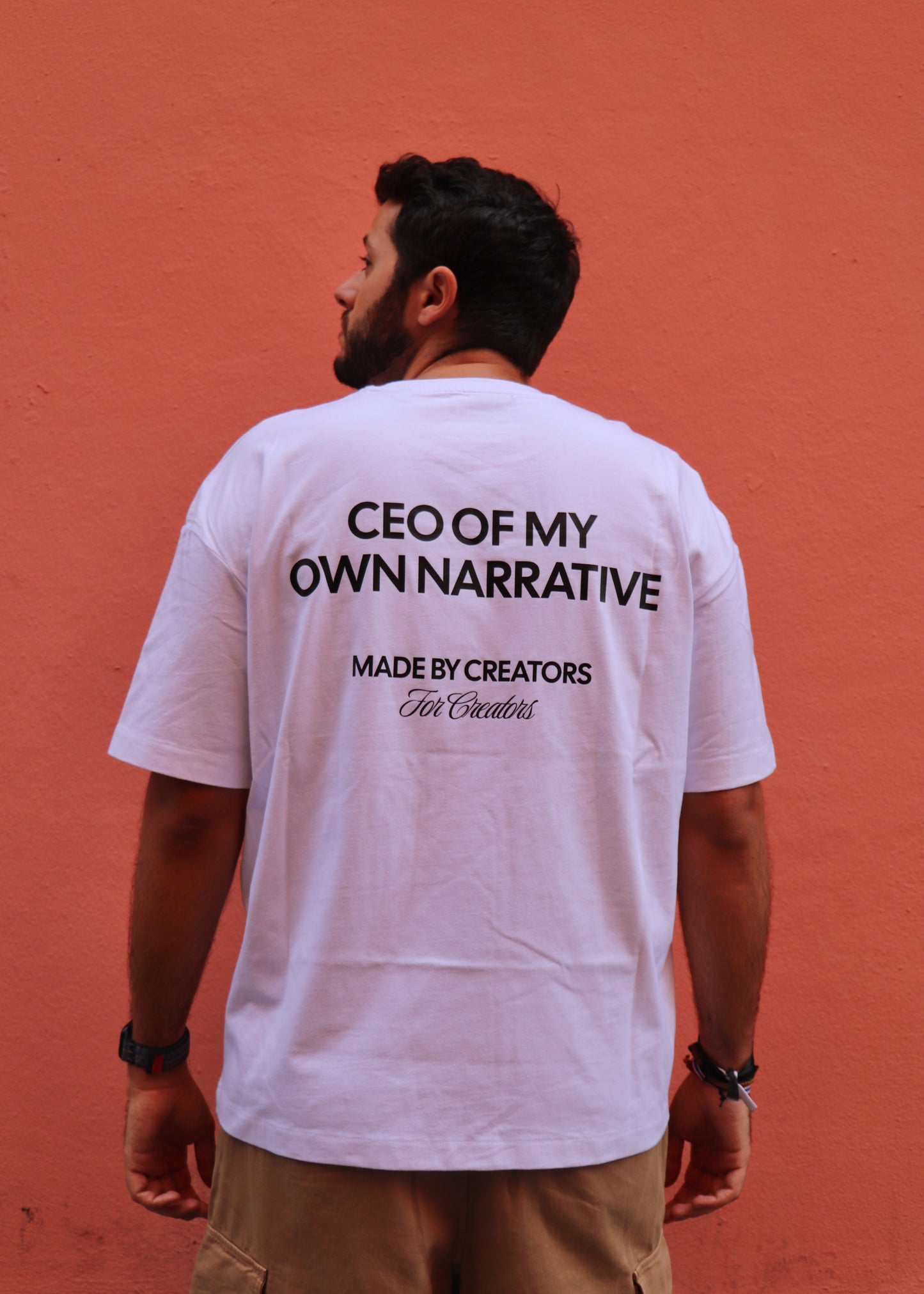 Camiseta Oversize Blanca - CEO Of My Own Narrative I New Citizen. Con lema estampado, corte para hombre, 100% algodón. Toma las riendas de tu narrativa, solo tu puedes crear tu propio camino.