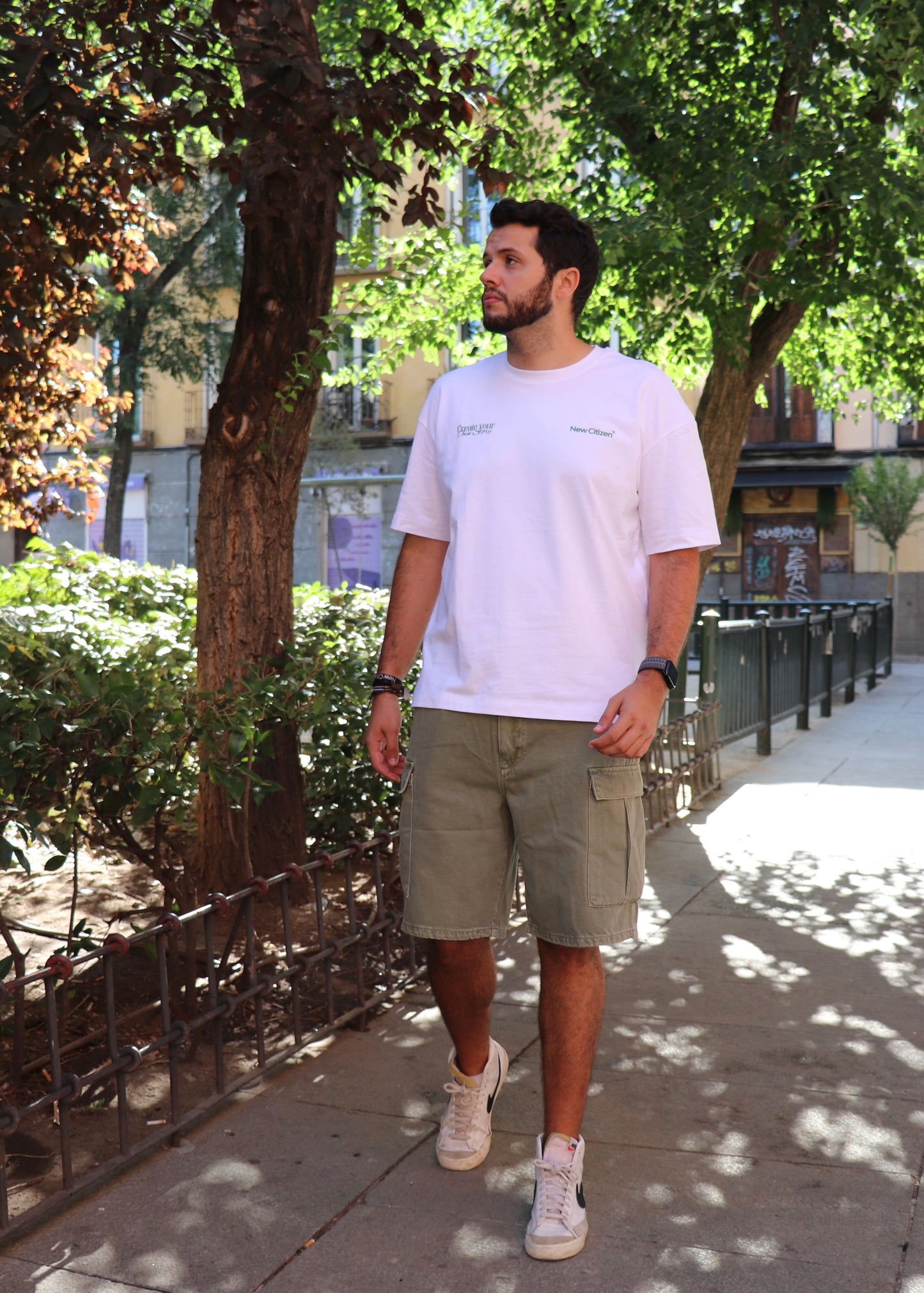 Camiseta Oversize Blanca - Create Your Own Story I New Citizen. Con lema estampado, corte para hombre, 100% algodón. Inspira acción, libertad personal y autenticidad. Empieza hoy a crear la vida que sueñas.