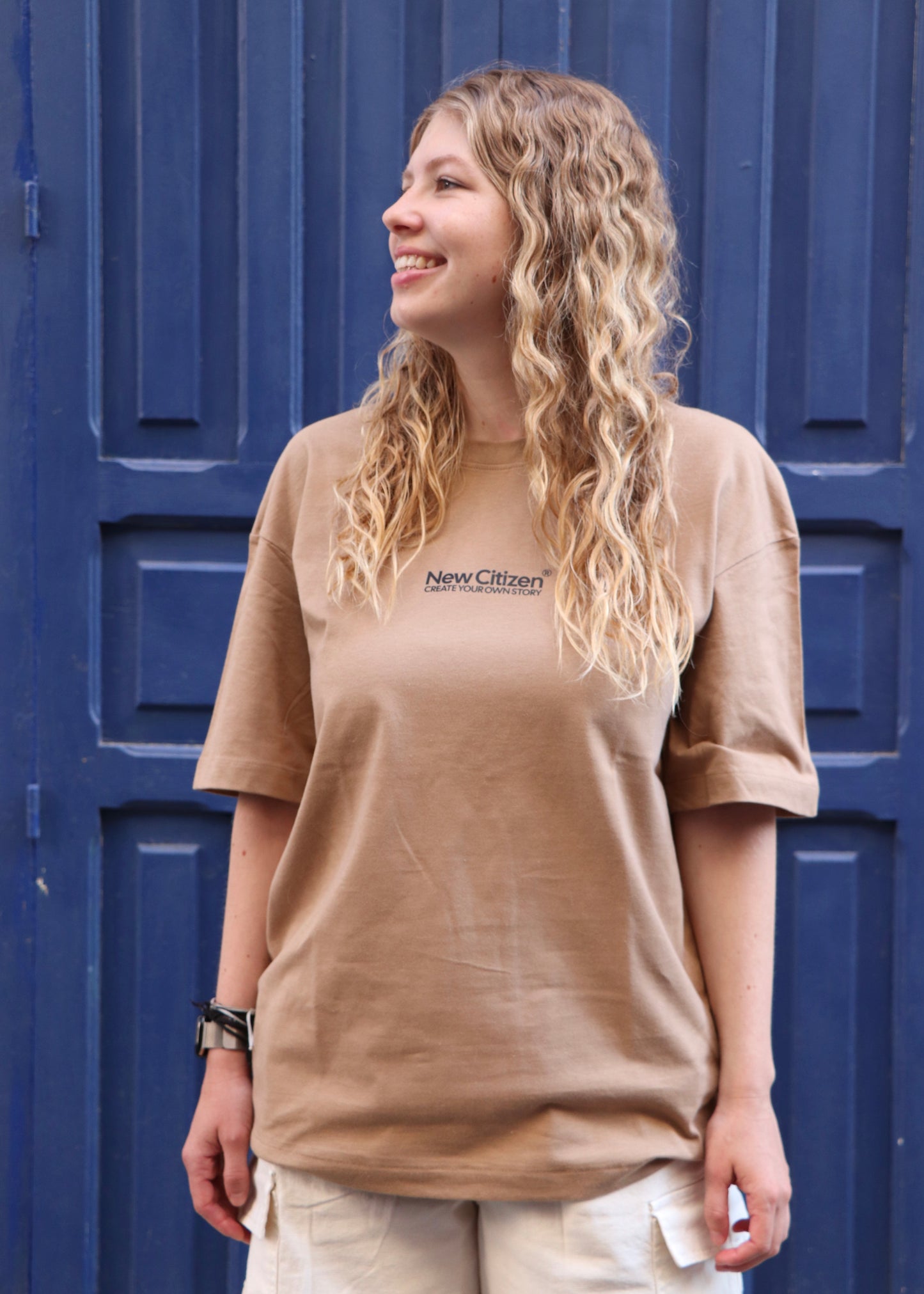 Camiseta Oversize Camel - Básico CYOS I New Citizen. Un básico con logo y manifiesto de nuestra colección de CYOS. 100% algodón premium, diseño unisex y estilo urbano que inspira autenticidad y acción. Crea tu historia.
