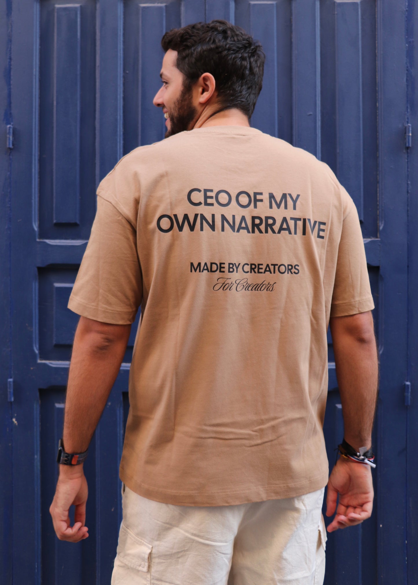 Camiseta Oversize Camel - CEO Of My Own Narrative I New Citizen. Con lema estampado, corte para hombre, 100% algodón. Toma las riendas de tu narrativa, solo tu puedes crear tu propio camino.