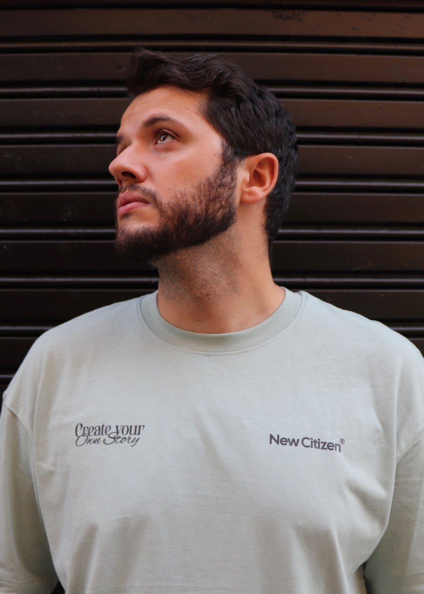 Camiseta Oversize Pistacho - Create Your Own Story I New Citizen. Con lema estampado, corte para hombre, 100% algodón. Inspira acción, libertad personal y autenticidad. Empieza hoy a crear la vida que sueñas.