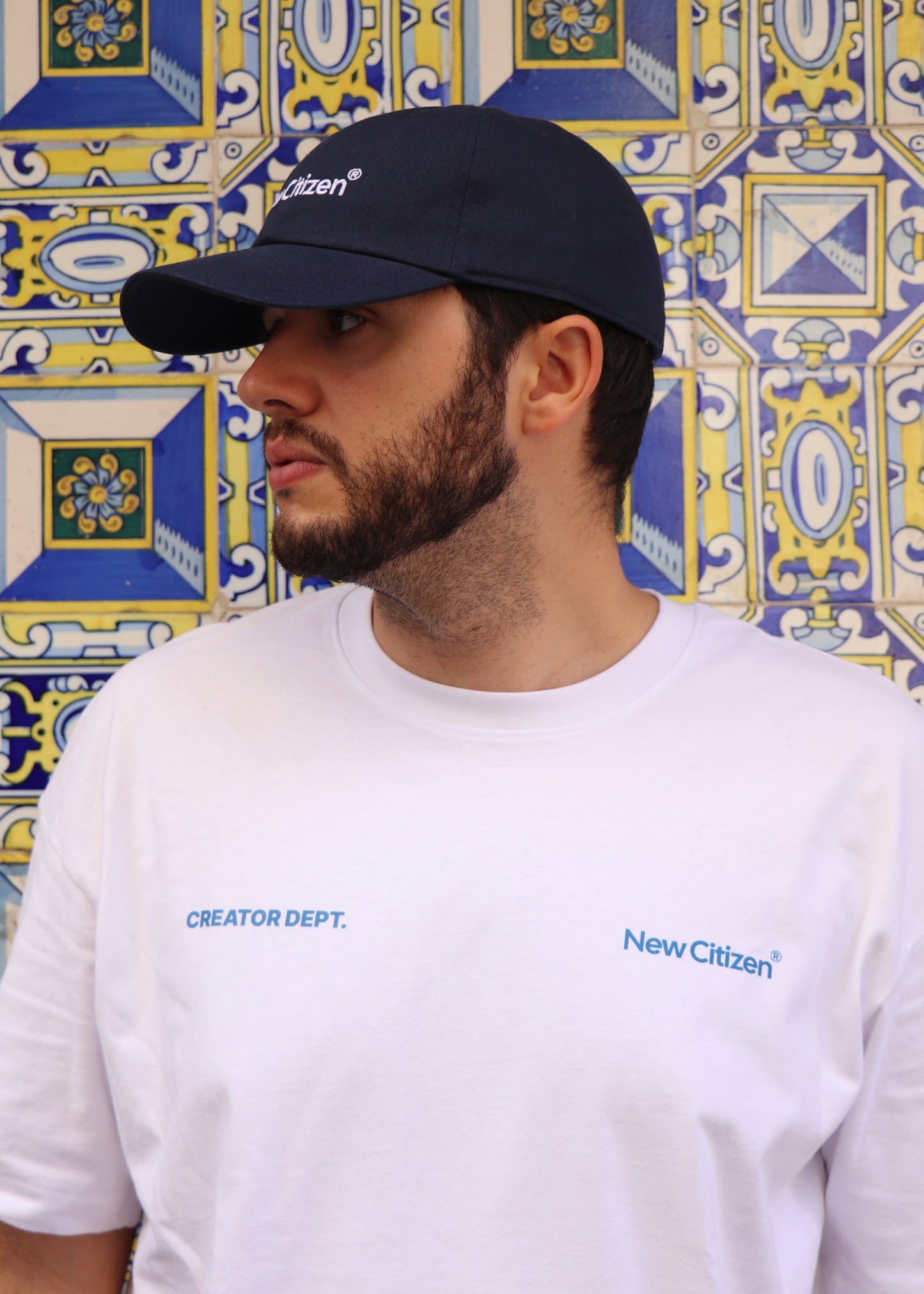 Gorra unisex azul marino con bordado - CYOS I New Citizen. Ajuste con hebilla y ojal metálico. Un recordatorio de que tu historia la tienes que escribir tu.