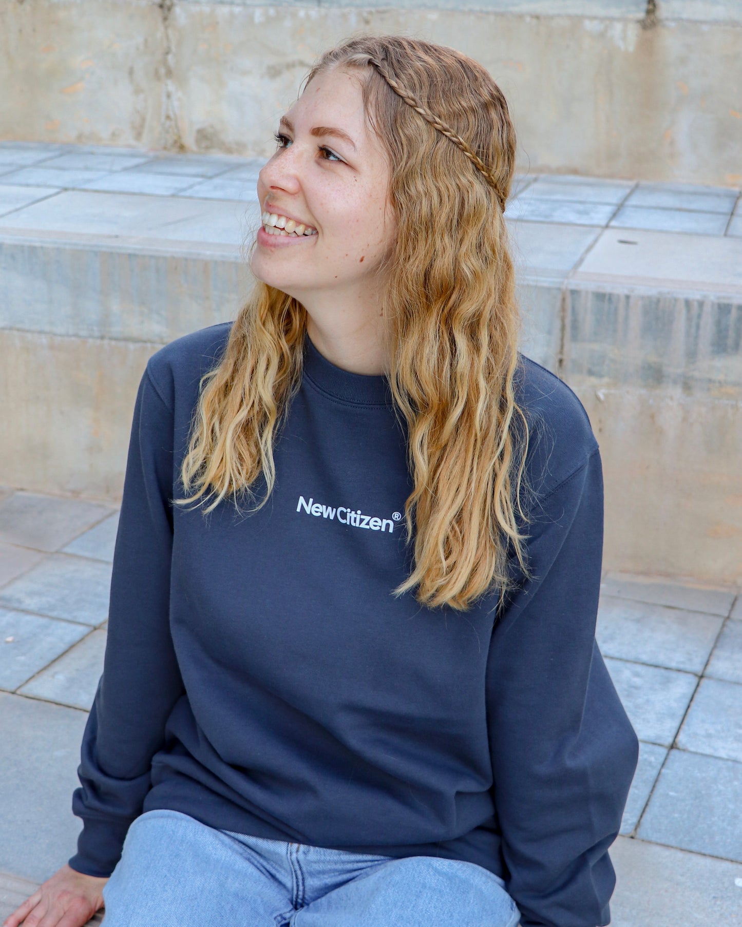 Sudadera sin capucha unisex azul marino - Live More Fear Less | New Citizen. Cómoda, confortable, sin capucha, unisex y con mensaje inspirador. Vive sin miedo y construye tu vida con valentía.