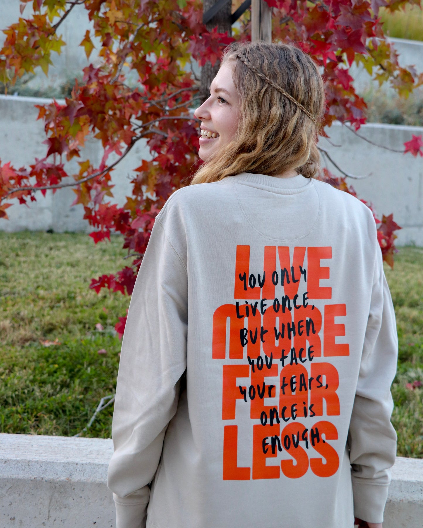 Sudadera sin capucha unisex beige - Live More Fear Less | New Citizen. Cómoda, confortable, sin capucha, unisex y con mensaje inspirador. Vive sin miedo y construye tu vida con valentía.