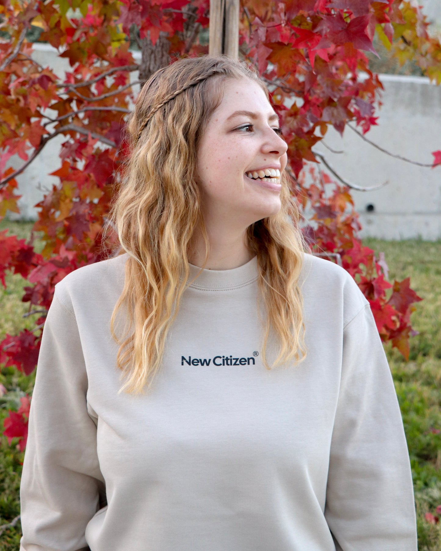 Sudadera sin capucha unisex beige - Live More Fear Less | New Citizen. Cómoda, confortable, sin capucha, unisex y con mensaje inspirador. Vive sin miedo y construye tu vida con valentía.