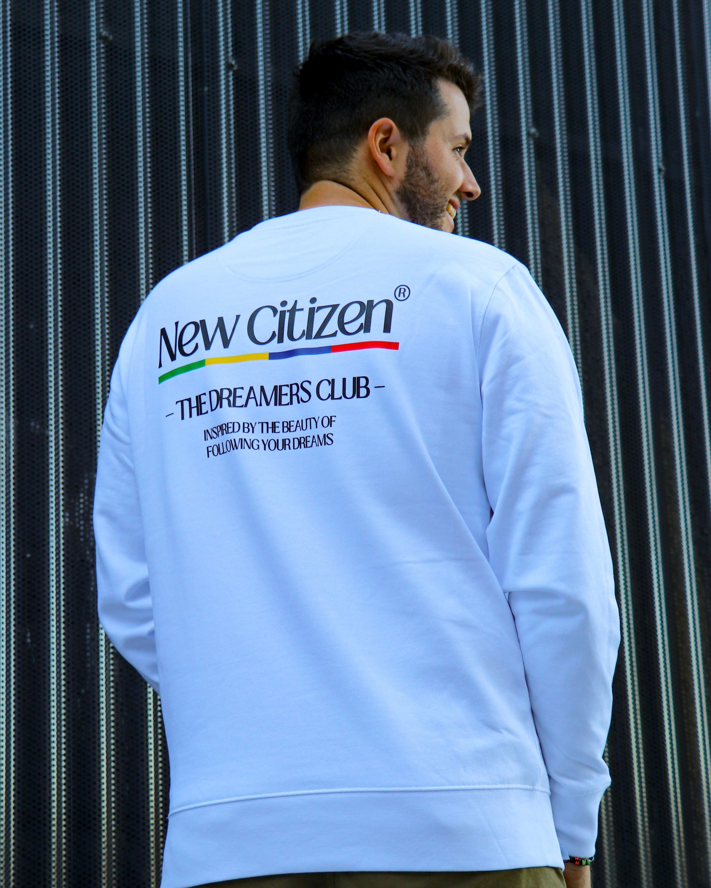 Sudadera sin capucha unisex blanca - The Dreamers Club | New Citizen. Cómoda, confortable, sin capucha, unisex y con mensaje inspirador para quienes sueñan y actúan con intención.