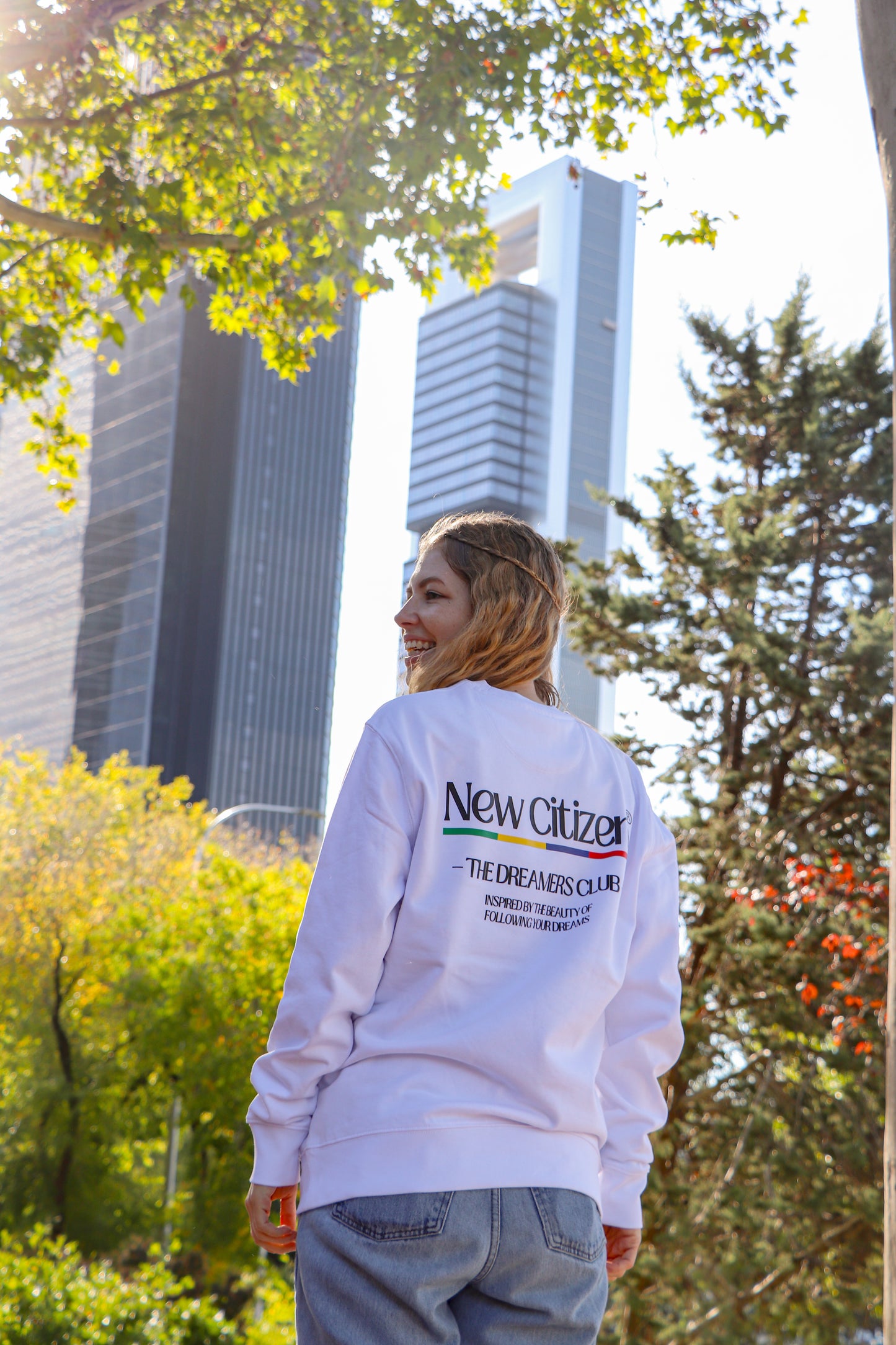 Sudadera sin capucha unisex blanca - The Dreamers Club | New Citizen. Cómoda, confortable, sin capucha, unisex y con mensaje inspirador para quienes sueñan y actúan con intención.