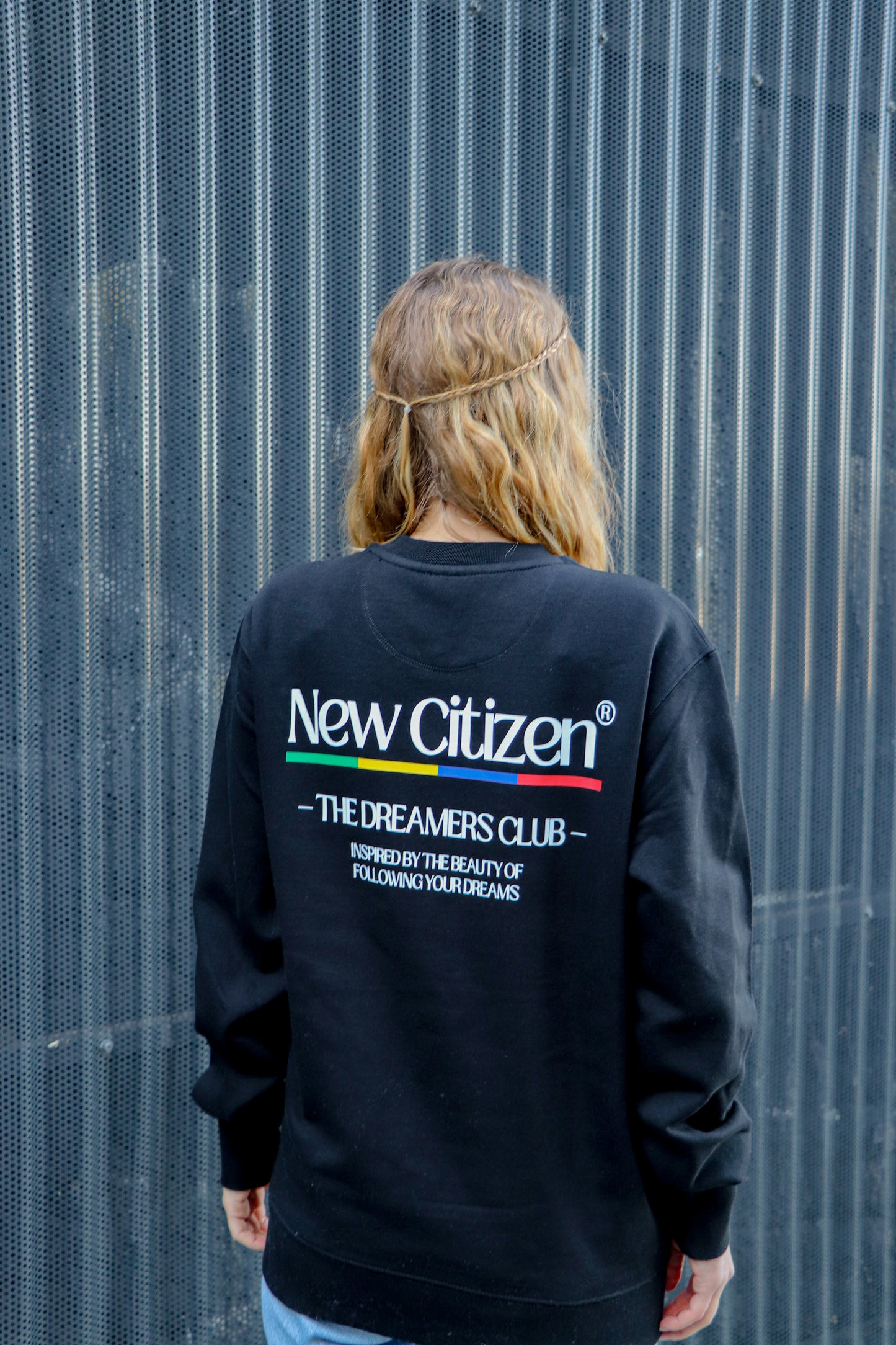 Sudadera sin capucha unisex negra - The Dreamers Club | New Citizen. Cómoda, confortable, sin capucha, unisex y con mensaje inspirador para quienes sueñan y actúan con intención.