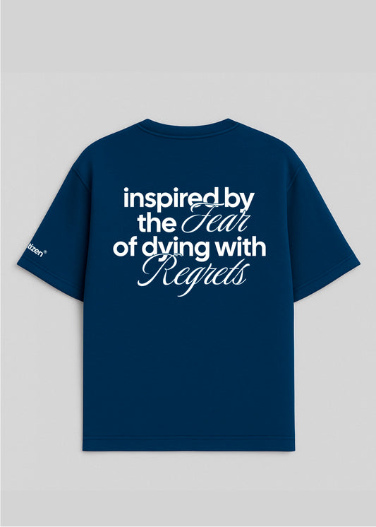 Camiseta Oversize Azul Marino - Inspired By The Fear Of Dying With Regrets I New Citizen. Con lema estampado motivador, 100% algodón, corte para hombre y estilo urbano. Toma riesgos, crea tu propia historia y vive sin arrepentimientos.