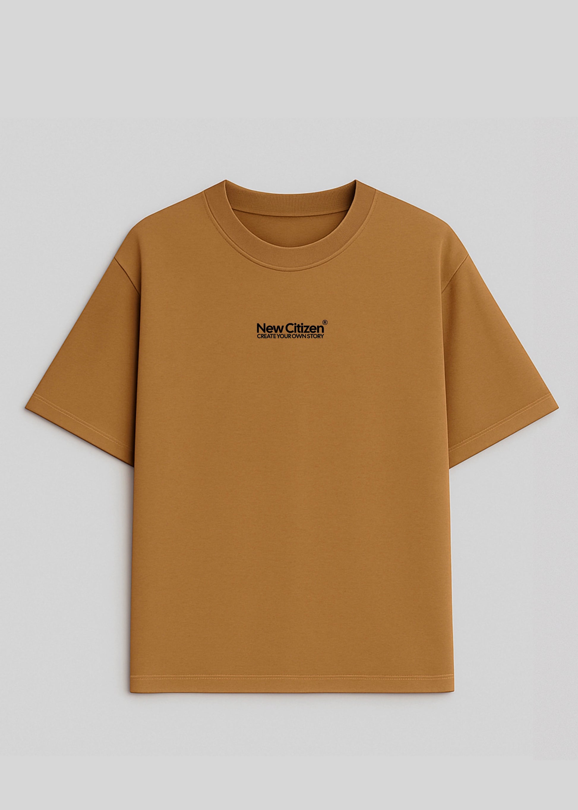 Camiseta Oversize Camel - Básico CYOS I New Citizen. Un básico con logo y manifiesto de nuestra colección de CYOS. 100% algodón premium, diseño unisex y estilo urbano que inspira autenticidad y acción. Crea tu historia.