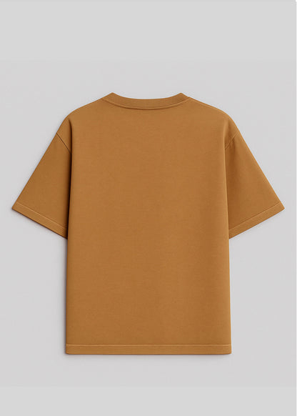 Camiseta Oversize Camel - Básico CYOS I New Citizen. Un básico con logo y manifiesto de nuestra colección de CYOS. 100% algodón premium, diseño unisex y estilo urbano que inspira autenticidad y acción. Crea tu historia.