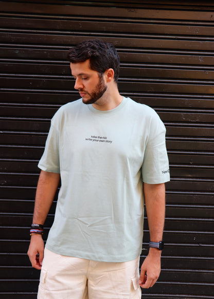 Camiseta Oversize Pistacho - Inspired By The Fear Of Dying With Regrets I New Citizen. Con lema estampado motivador, 100% algodón, corte para hombre y estilo urbano. Toma riesgos, crea tu propia historia y vive sin arrepentimientos.