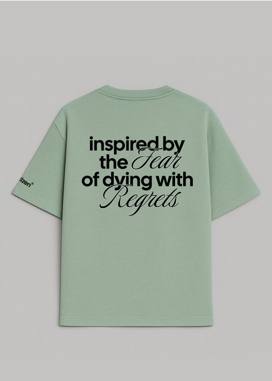 Camiseta Oversize Pistacho - Inspired By The Fear Of Dying With Regrets I New Citizen. Con lema estampado motivador, 100% algodón, corte para hombre y estilo urbano. Toma riesgos, crea tu propia historia y vive sin arrepentimientos.