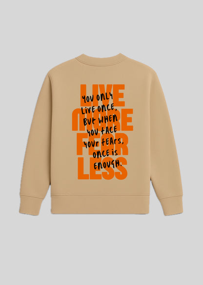 Sudadera sin capucha unisex beige - Live More Fear Less | New Citizen. Cómoda, confortable, sin capucha, unisex y con mensaje inspirador. Vive sin miedo y construye tu vida con valentía.