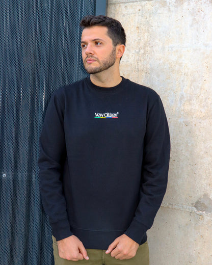 Sudadera sin capucha unisex negra - The Dreamers Club | New Citizen. Cómoda, confortable, sin capucha, unisex y con mensaje inspirador para quienes sueñan y actúan con intención.